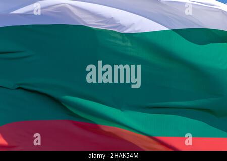 Ein Teil der bulgarischen Nationalflagge winkt, Nahaufnahme. Republik Bulgarien, BG Stockfoto