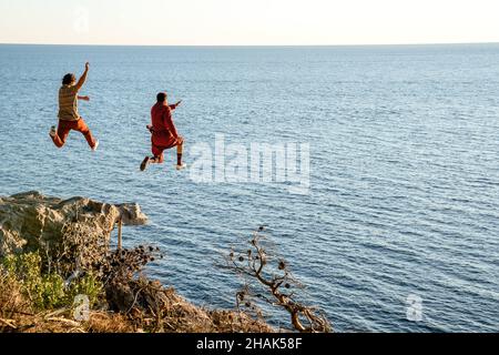 VERÖFFENTLICHUNGSDATUM: 22. April 2022 TITEL: The Unertraable Weight of Massive Talent. STUDIO: Lionsgate. REGIE: Tom Gormican. PLOT: Nicolas Cage, ein Bargeldfan, stimmt zu, auf der Geburtstagsfeier eines Milliardärs-Superfans einen bezahlten Auftritt zu machen, ist aber wirklich ein Informant für die CIA, da der Milliardär-Fan ein Drogenkönigin ist und in einem Tarantino-Film gecastet wird. HAUPTROLLE: PEDRO PASCAL als Javi, NICOLAS CAGE als Nic Cage (Foto: © Lionsgate/Entertainment Picics) Stockfoto