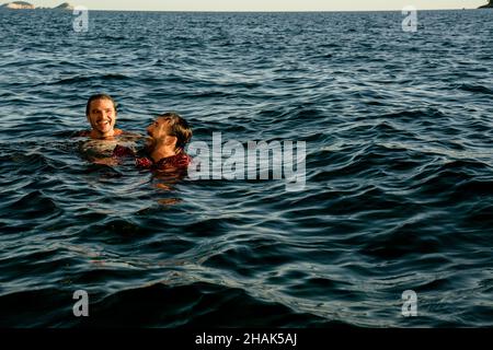 VERÖFFENTLICHUNGSDATUM: 22. April 2022 TITEL: The Unertraable Weight of Massive Talent. STUDIO: Lionsgate. REGIE: Tom Gormican. PLOT: Nicolas Cage, ein Bargeldfan, stimmt zu, auf der Geburtstagsfeier eines Milliardärs-Superfans einen bezahlten Auftritt zu machen, ist aber wirklich ein Informant für die CIA, da der Milliardär-Fan ein Drogenkönigin ist und in einem Tarantino-Film gecastet wird. HAUPTROLLE: PEDRO PASCAL als Javi, NICOLAS CAGE als Nic Cage (Foto: © Lionsgate/Entertainment Picics) Stockfoto