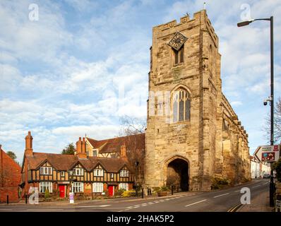 Die aus dem 12th. Jahrhundert stammende Kapelle von St. James dem Großen wurde über dem normannischen Westtor erbaut und ist Teil des Lord Leycester Hospital in der Marktstadt Warwick Stockfoto