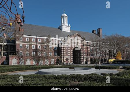 Liggett Hall ist ein ehemaliges Kasernengebäude, das 1929 in der Nähe von Fort Jay auf Governors Island im Hafen von New York erbaut wurde. Die Kaserne war die erste von drei lar Stockfoto