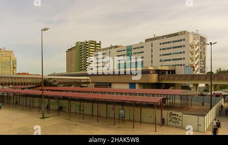 LISBOA, PORTUGAL - 25. Nov 2021: Rua Professor Fernando da Fonseca, Lisboa, Portugal, 18. Oktober 2021:Dies ist der Bereich der U-Bahn-Station Campo Gro Stockfoto