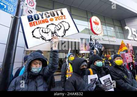 Demonstranten stehen vor dem kanadischen Olympischen Komitee in Toronto, Ontario, um einen vollständigen Boykott der Olympischen Spiele in Peking zu fordern. Stockfoto