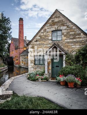 The Old Mill Museum, Lower Slaughter, Gloucestershire, England, Vereinigtes Königreich. Das Dorf liegt an beiden Ufern des Flusses Eye. Stockfoto