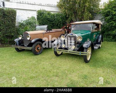 LOMAS DE ZAMORA - BUENOS AIRES, ARGENTINIEN - 05. Dez 2021: Vintage Graham Paige 612 Tourer um 1929 und Ford Modell Ein 1928 Phaeton Cabriolet Cabriolet Stockfoto