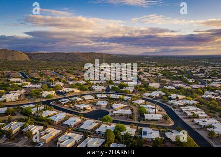 Green Valley Arizona, Reihenhäuser mit Straße und Sackgasse bei Sonnenaufgang Stockfoto