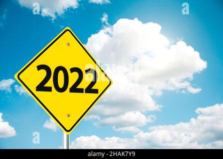 Dreidimensionale Darstellung des Straßenschildes 2022 am blauen Himmel stellt die Darstellung des neuen Jahres 2022, 3D dar Stockfoto