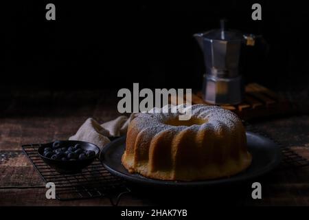 Dunkler hausgemachter Kuchen mit Beeren Stockfoto