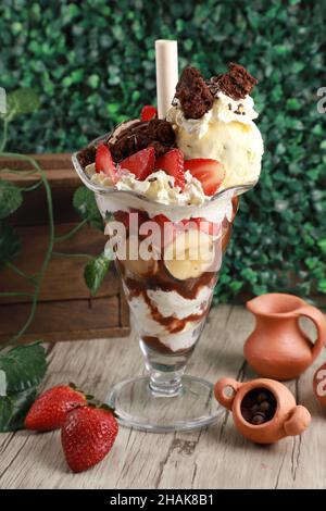Eis mit Banane, Erdbeeren und Brownies Stockfoto