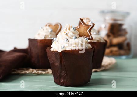 Köstliche Weihnachtskuchenspezialitäten auf dem Tisch Stockfoto