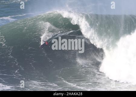 Nazare, Portugal. 12th Dez 2021. Der Big-Wave-Surfer Kai Lenny aus Hawaii tritt am 12. Dezember 2021 während der Tudor Nazare Tow Surfing Challenge in Praia do Norte in Nazare, Portugal, an. (Bild: © Pedro Fiuza/ZUMA Press Wire) Bild: ZUMA Press, Inc./Alamy Live News Stockfoto