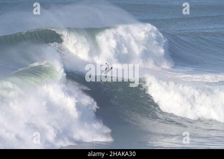 Nazare, Portugal. 12th Dez 2021. Der portugiesische Big-Wave-Surfer Joao De Macedo tritt am 12. Dezember 2021 bei der Tudor Nazare Tow Surfing Challenge in Praia do Norte in Nazare, Portugal, an. (Bild: © Pedro Fiuza/ZUMA Press Wire) Bild: ZUMA Press, Inc./Alamy Live News Stockfoto