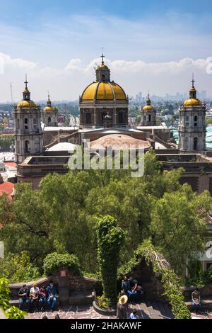 Basilika von Guadalupe von den Hügeln von Tepeyac aus gesehen, Mexiko-Stadt Stockfoto