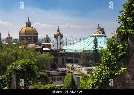 Basilika von Guadalupe von den Hügeln von Tepeyac aus gesehen, Mexiko-Stadt Stockfoto