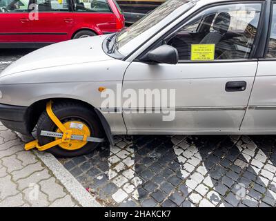 Inowroclaw, Polen - 10. August 2021. Kofferraum auf dem Autorad – das Gerät ist an einem Fahrzeugrad befestigt, um zu verhindern, dass es bewegt wird Stockfoto