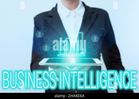 Text mit Inspiration Business Intelligence. Konzeptfoto Best Practice von Informationen zur Optimierung der Leistung Frau im Anzug stehend mit Stockfoto