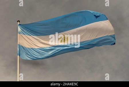 Argentinische Flagge auf Fahnenmast Stockfoto