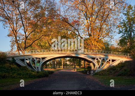 Gotische Brücke (Brücke Nr. 28) im Central Park in der Hochsaison Herbstsaison Farben. Manhattan, New York City Stockfoto