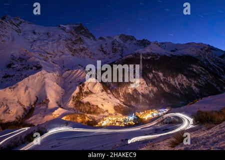 Ecrins National Park und das Dorf La Grave beleuchtet in der Dämmerung mit La Meije Gipfel. Skigebiet in den Hautes-Alpes (Französische Alpen). Frankreich Stockfoto