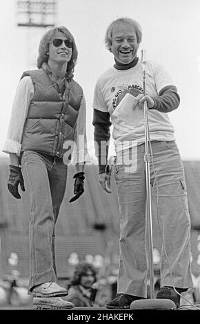 Andy Gibb und DJ Don Rose der Bee Gees-Rockgruppe auf der Bühne im Kezar-Stadion beim jährlichen März des Dimes Walkathon in San Francisco, Kalifornien, 1978 Stockfoto