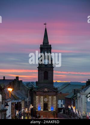 Der Sonnenaufgang hinter der Guildhall auf Marygate, Berwick upon Tweed, Northumberland, England, Großbritannien Stockfoto