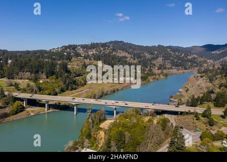Luftaufnahme der Brücke über den Chetco River in Brookings, Oregon. Stockfoto
