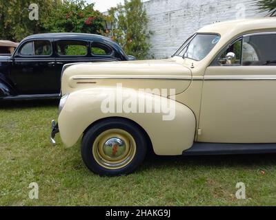 LOMAS DE ZAMORA - BUENOS AIRES, ARGENTINIEN - 05. Dez 2021: Vintage Ford Mercury Eight 8 zwei viertürige Limousine 1940. Seitenansicht. CADEAA 2021 Oldtimer sh Stockfoto