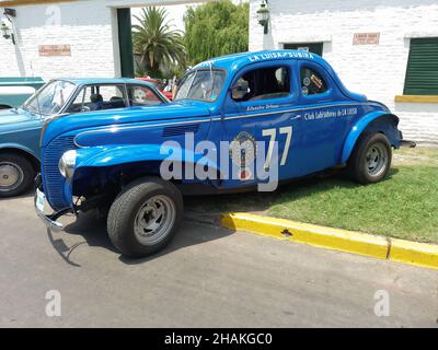 LOMAS DE ZAMORA - BUENOS AIR, ARGENTINIEN - 05. Dez 2021: Sportlicher Vintage Ford V8 De Luxe Model 81A Coupé, 1938. Abgestimmt auf TC-Rennen in Argentinien. Pilot Stockfoto