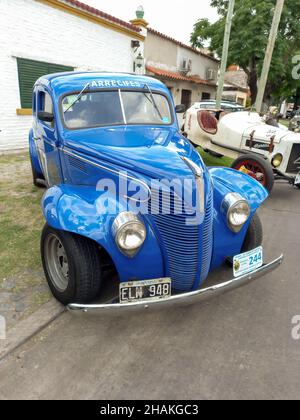 LOMAS DE ZAMORA - BUENOS AIRES, ARGENTINIEN - 05. Dez 2021: Sportlicher Vintage Ford V8 De Luxe Model 81A Coupé, 1938. Abgestimmt auf TC-Rennen in Argentinien. Pilo Stockfoto