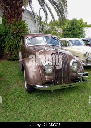 LOMAS DE ZAMORA - BUENOS AIRES, ARGENTINIEN - 05. Dez 2021: Altes aerodynamisches Unibody Chrysler De Soto Airflow zweitüriger Coupé um 1935. Vorderansicht. CADE Stockfoto