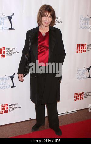 Lee Grant nimmt am 5. Februar 2011 an den Annual Writers Guild Awards 63rd im AXA Equitable Center in New York City Teil. Foto: Henry McGee/MediaPunch Stockfoto