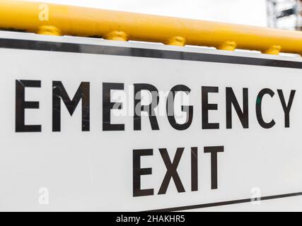 Notausgangsschild auf einer Straße mit Zwangsbedingungen. Stockfoto