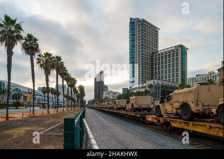 Militärfahrzeuge werden in einem Zug transportiert. Stockfoto