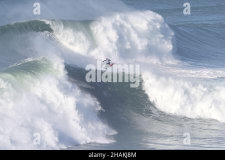 Nazare. 13th Dez 2021. Der portugiesische Big-Wave-Surfer Joao De Macedo tritt am 13. Dezember 2021 bei der Tudor Nazare Tow Surfing Challenge in Praia do Norte in Nazare, Portugal, an. Quelle: Pedro Fiuza/Xinhua/Alamy Live News Stockfoto