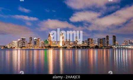 Skyline von San Diego Kalifornien bei Nacht mit Spiegelungen im Wasser. Stockfoto