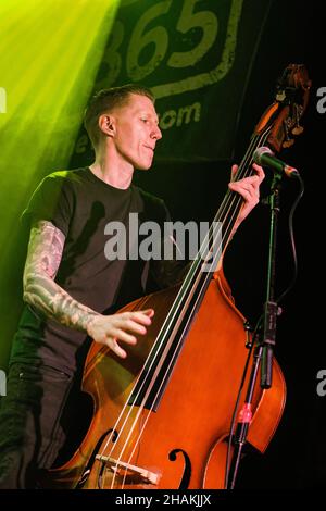 Southampton, Großbritannien. 10th Dez 2021. Dan Gray am Kontrabass mit der britischen Folk-Punk-Band Skinny Lister treten live auf der Bühne auf. Kredit: SOPA Images Limited/Alamy Live Nachrichten Stockfoto