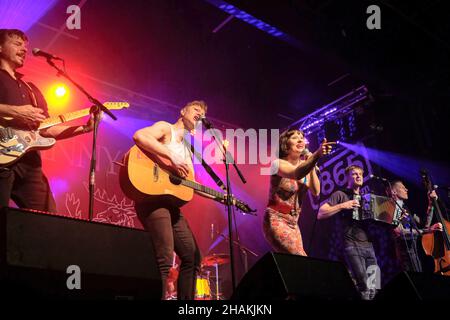 Southampton, Großbritannien. 10th Dez 2021. (L-R) Sam Mule Brace, Concertina und Gitarrist, Dan Heptinstall, Sänger und Gitarrist, Lorna Thomas, Sänger Max Thomas, Melodeon und Dan Gray am Kontrabass mit der britischen Folk-Punk-Band Skinny Lister treten live auf der Bühne auf. Kredit: SOPA Images Limited/Alamy Live Nachrichten Stockfoto