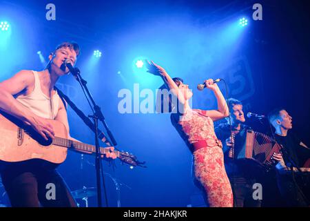 Southampton, Großbritannien. 10th Dez 2021. (L-R) Lorna Thomas, Sängerin, Max Thomas, Melodeon, Bruder und Schwester, Und Dan Gray am Kontrabass mit der britischen Folk-Punk-Band Skinny Lister treten live auf der Bühne auf. Kredit: SOPA Images Limited/Alamy Live Nachrichten Stockfoto