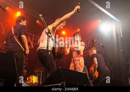 Southampton, Großbritannien. 10th Dez 2021. (L-R) Sam Mule Brace, Concertina und Gitarrist, Dan Heptinstall, Sänger und Gitarrist, Lorna Thomas, Sänger und Dan Gray am Kontrabass mit der britischen Folk-Punk-Band Skinny Lister treten live auf der Bühne auf. Kredit: SOPA Images Limited/Alamy Live Nachrichten Stockfoto