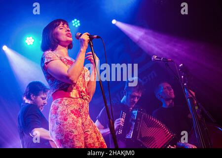 Southampton, Großbritannien. 10th Dez 2021. (L-R) Sam Mule Brace, Concertina und Gitarrist, Dan Heptinstall, Sänger und Gitarrist, Lorna Thomas, Sänger Max Thomas, Melodeon und Dan Gray am Kontrabass mit der britischen Folk-Punk-Band Skinny Lister treten live auf der Bühne auf. Kredit: SOPA Images Limited/Alamy Live Nachrichten Stockfoto