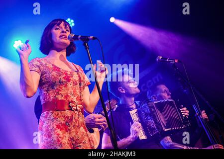 Southampton, Großbritannien. 10th Dez 2021. (L-R) Lorna Thomas, Sängerin, Max Thomas, Melodeon, Bruder und Schwester, Und Dan Gray am Kontrabass mit der britischen Folk-Punk-Band Skinny Lister treten live auf der Bühne auf. Kredit: SOPA Images Limited/Alamy Live Nachrichten Stockfoto