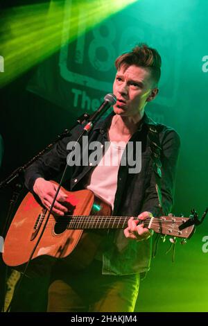 Southampton, Großbritannien. 10th Dez 2021. Dan Heptinstall, Sänger und Gitarrist der britischen Folk-Punk-Band Skinny Lister, treten live auf der Bühne auf. Kredit: SOPA Images Limited/Alamy Live Nachrichten Stockfoto