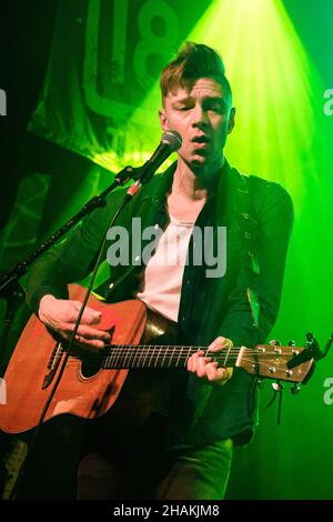 Southampton, Großbritannien. 10th Dez 2021. Dan Heptinstall, Sänger und Gitarrist der britischen Folk-Punk-Band Skinny Lister, treten live auf der Bühne auf. Kredit: SOPA Images Limited/Alamy Live Nachrichten Stockfoto