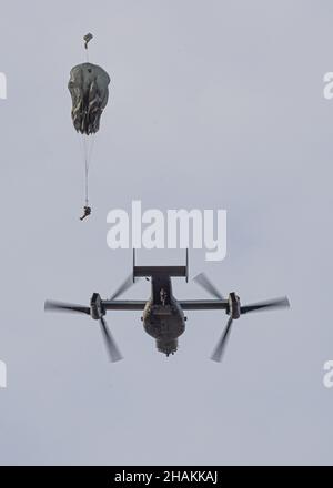 Fallschirmjäger der US-Armee, die der Airborne Brigade 173rd zugewiesen wurden, verlassen am 10. Dezember 2021 einen V-22 Osprey aus dem 2nd Marine Aircraft Wing über der Juliet Drop Zone in der Nähe von Pordenone, Italien, während einer gemeinsamen Luftoperation zwischen der US-Luftwaffe, dem Marine Corps, den Fallschirmjägern der US-Armee und der italienischen Armee. Die 173rd Airborne Brigade ist die Notfalleinsatztruppe der US-Armee in Europa und stellt schnell einsatzfähige Truppen für die europäischen, afrikanischen und zentralen Befehlsbereiche der Vereinigten Staaten bereit. Die Brigade, die in ganz Italien und Deutschland stationiert ist, trainiert routinemäßig neben NATO-Verbündeten und Partne Stockfoto