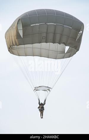 Ein Fallschirmjäger der US-Armee, der der Airborne Brigade 173rd zugewiesen wurde, bereitet sich auf die Landung in der Juliet Drop Zone vor, während einer gemeinsamen Luftoperation zwischen der US-Luftwaffe, dem Marine Corps, den Fallschirmjägern der US-Armee und der italienischen Armee am 10. Dezember 2021. Die 173rd Airborne Brigade ist die Notfalleinsatztruppe der US-Armee in Europa und stellt schnell einsatzfähige Truppen für die europäischen, afrikanischen und zentralen Befehlsbereiche der Vereinigten Staaten bereit. Die Brigade, die in ganz Italien und Deutschland eingesetzt wird, trainiert routinemäßig zusammen mit NATO-Verbündeten und -Partnern, um Partnerschaften aufzubauen und das Bündnis zu stärken. (U Stockfoto