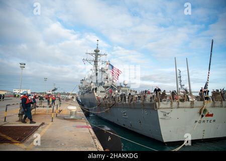 MARINESTÜTZPUNKT ROTA, Spanien (10. Dezember 2021)- der Lenkraketen-Zerstörer USS Porter (DDG 78) der Klasse Arleigh Burke zieht am 10. Dezember 2021 in den Hafen der Marinestützpunkt (NAVSTA) Rota, Spanien. Porter, der im spanischen Rota stationiert ist, ist auf seiner Patrouille 10th im Einsatzgebiet der Sechsten Flotte der USA, um die nationalen Sicherheitsinteressen der USA in Europa und Afrika zu unterstützen. (USA Navy Foto von Mass Communication Specialist 2nd Klasse Jacob Owen.) Stockfoto