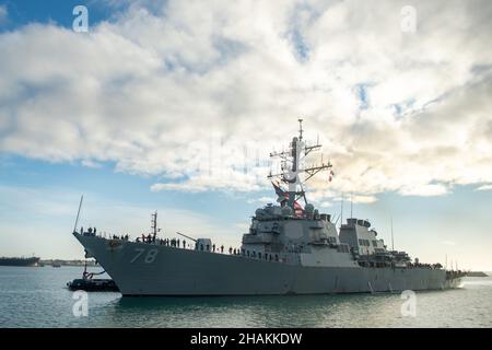 MARINESTÜTZPUNKT ROTA, Spanien (10. Dezember 2021)- der Lenkraketen-Zerstörer USS Porter (DDG 78) der Klasse Arleigh Burke zieht am 10. Dezember 2021 in den Hafen der Marinestützpunkt (NAVSTA) Rota, Spanien. Porter, der im spanischen Rota stationiert ist, ist auf seiner Patrouille 10th im Einsatzgebiet der Sechsten Flotte der USA, um die nationalen Sicherheitsinteressen der USA in Europa und Afrika zu unterstützen. (USA Navy Foto von Mass Communication Specialist 2nd Klasse Jacob Owen.) Stockfoto