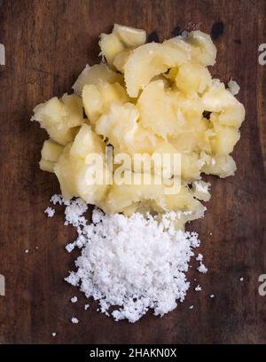 Gekochte Maniok oder Manihot mit Kokosraspeln, auch bekannt als Maniok, Yuca oder Brazillian-Pfeilwurzel mit geriebener Kokosnuss, Nahaufnahme Stockfoto