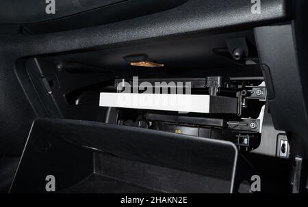 Wechseln des Luftfilters im Auto. Autowartung. Stockfoto