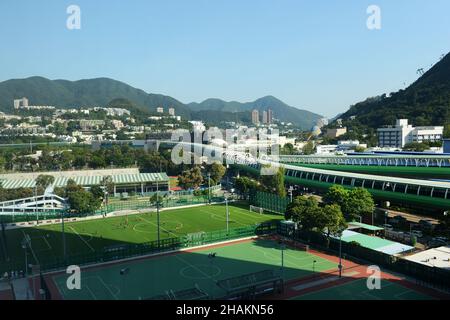 Wong Chuk Hang Fußballplätze aus der Sicht des Ovolo Southside Hotels in Hongkong. Stockfoto